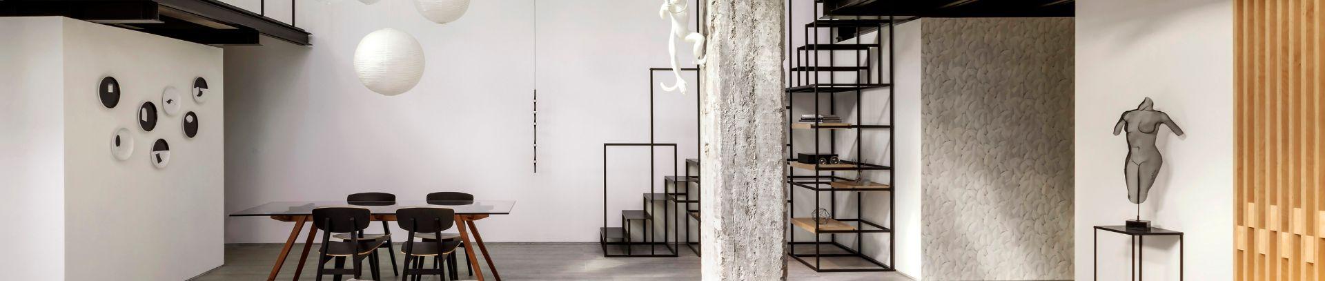 Gestaltung eines modernen Lofts in Schwarz und Weiß mit Feinsteinzeugfliesen | Casalgrande Padana